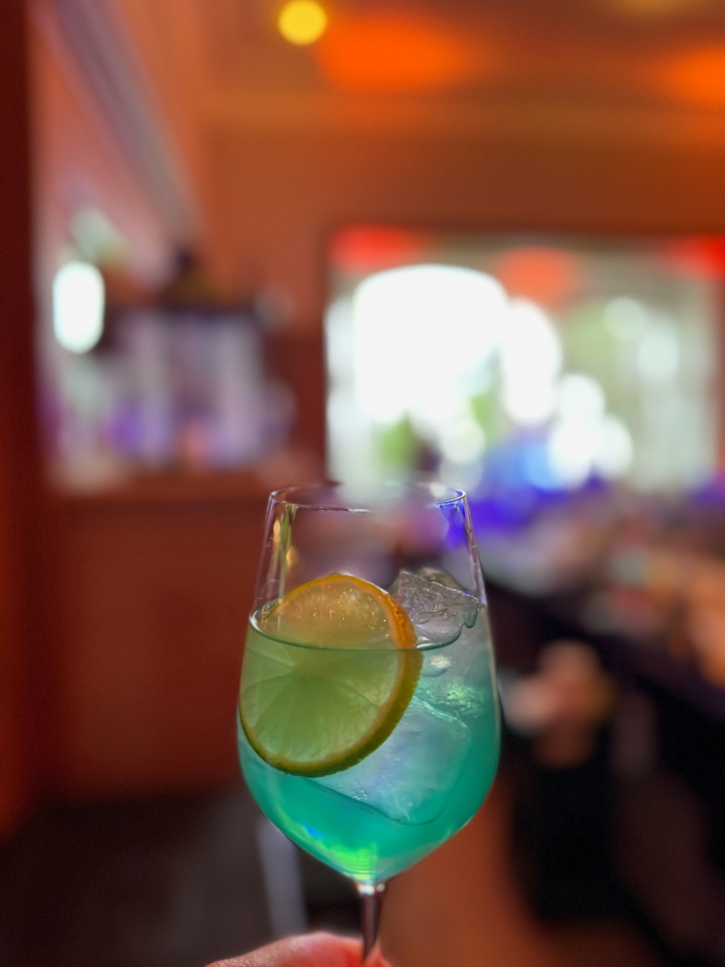 Blauer Spritz mit Zitrone und Limette