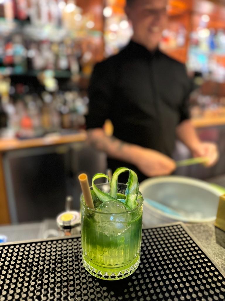 Grüner Signature Cocktail mit Gurke